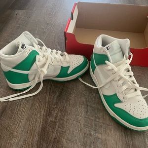 Nike dunks. Worn once. Great condition. Size 6Y or 7.5 women.